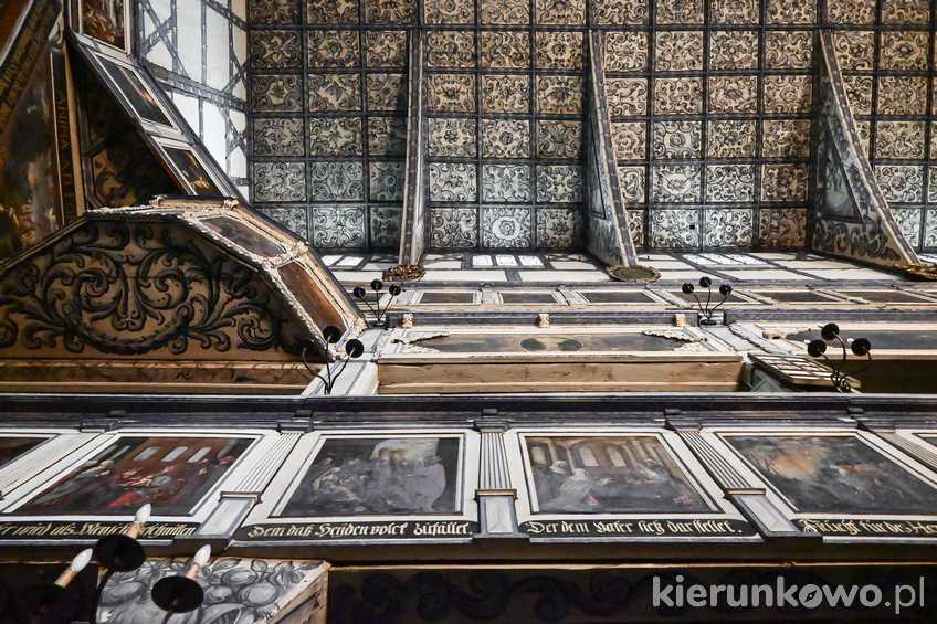 Bogato zdobiony strop oraz balustrady empor w Kościele Pokoju w Jaworze