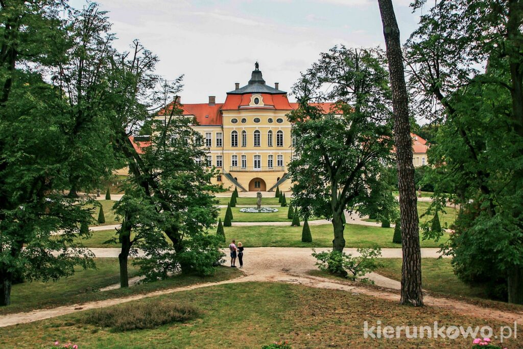 pałac raczyńskich w rogalinie widziany z kopca widokowego