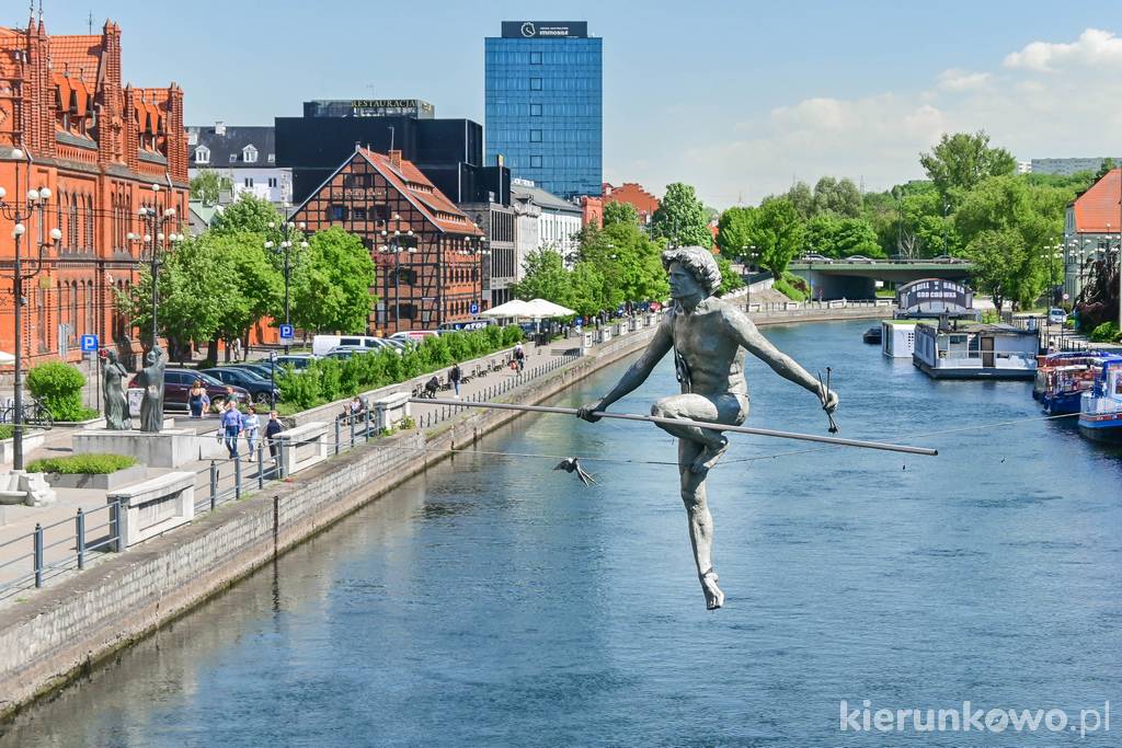 Przechodzący przez Rzekę - rzeźba balansująca w Bydgoszczy