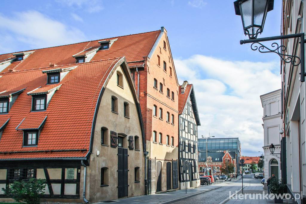Bydgoskie spichrze nad Brdą (widok od tyłu)