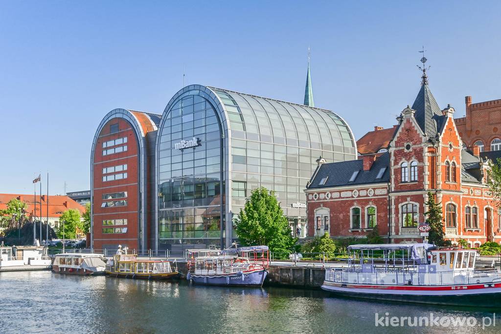 Pałacyk Lloyda i nowe spichrze nad Brdą w Bydgoszczy