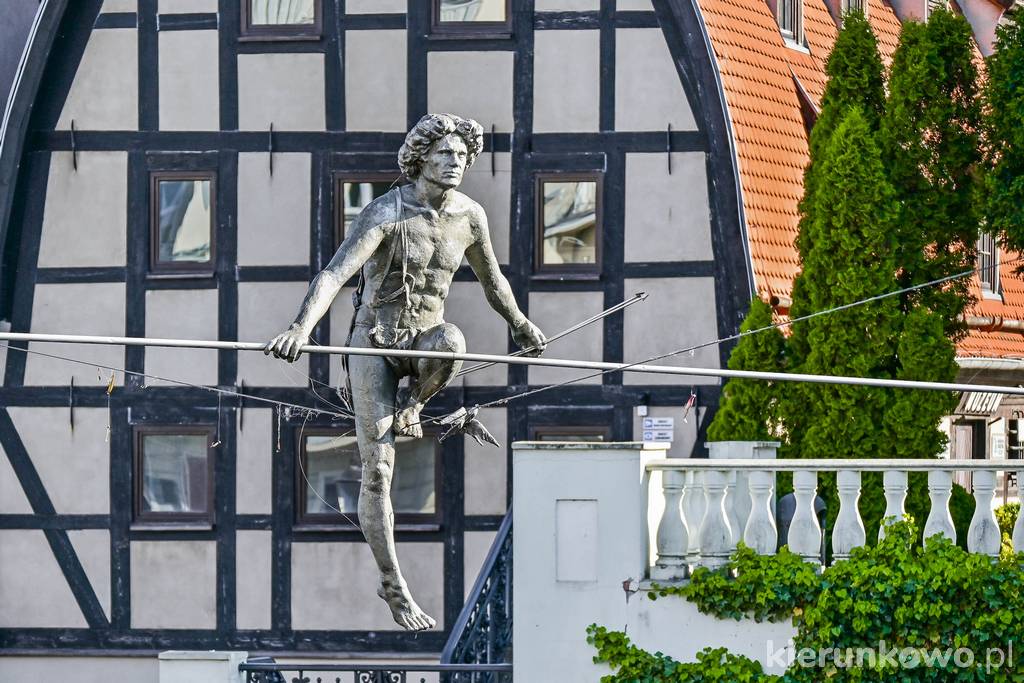 Rzeźba balansująca "Przechodzący przez rzekę" nad Brdą w Bydgoszczy