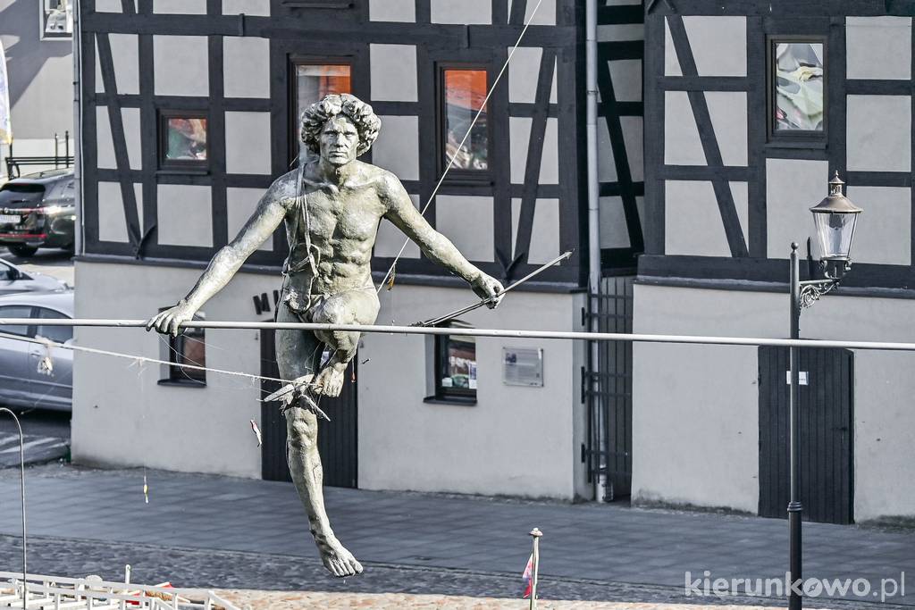 Przechodzący przez rzekę - balansująca rzeźba nad Brdą w Bydgoszczy