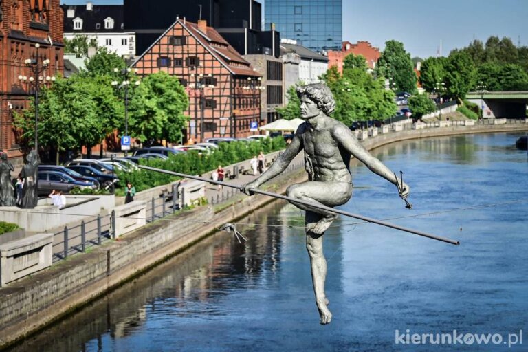 Przechodzący przez rzekę w Bydgoszczy