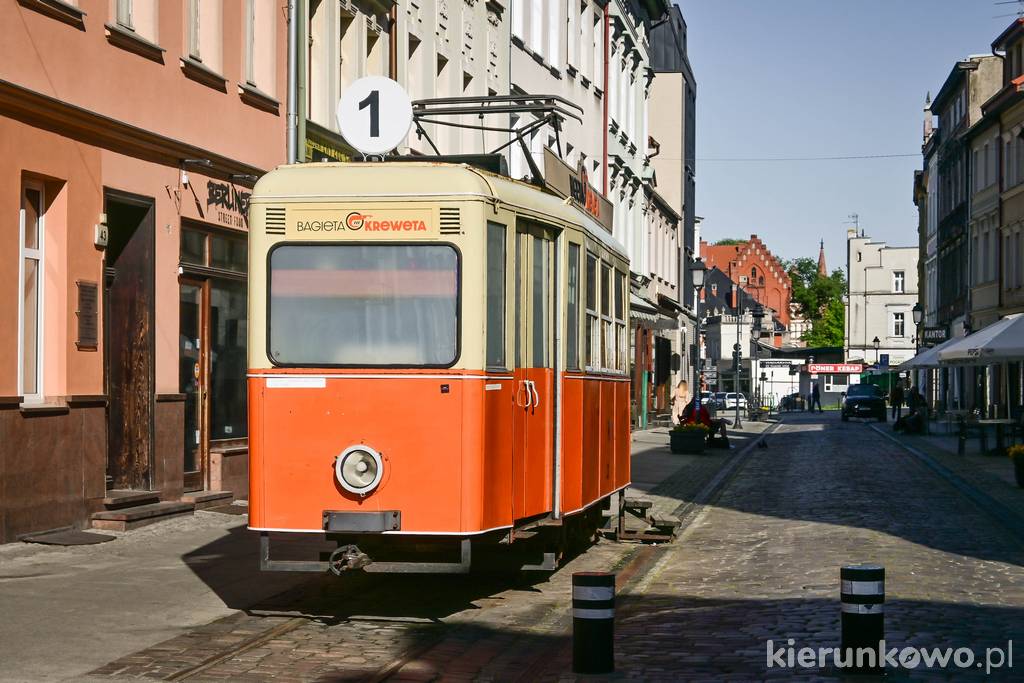 Zabytkowy wagon - tramwaj na ulicy Długiej w Bydgoszczy