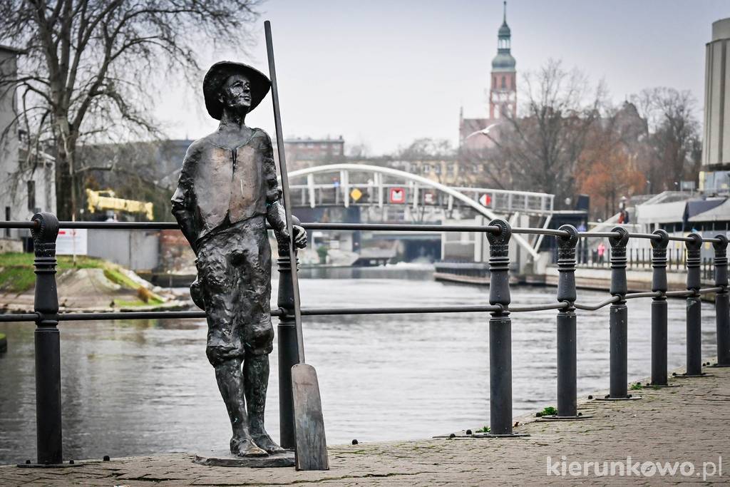 Rzeźba Flisaka na bulwarach nad Brdą