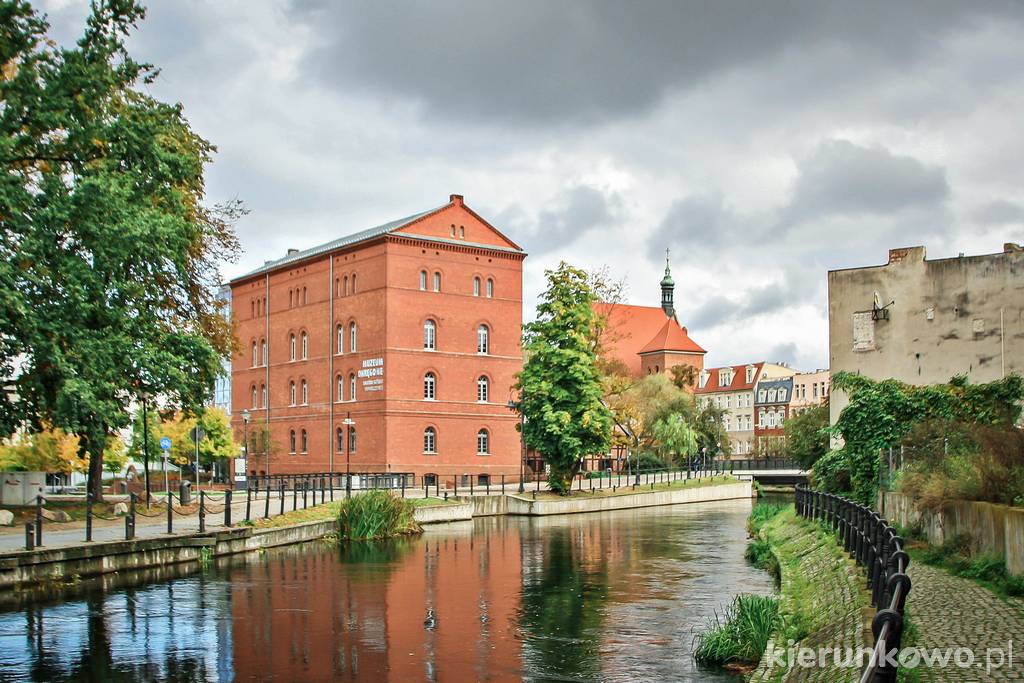 Kanał Młynówka w Bydgoszczy z Czerwonym Spichlerzem (obecnie Galeria Sztuki Nowoczesnej)