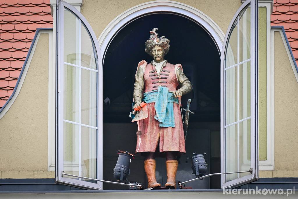 Pan Twardowski na Starym Rynku w Bydgoszczy wychodzi z okna o 13:13 i 21:13 bydgoszcz w jeden dzień