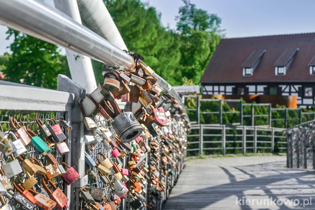 Kłódki na Moście Kiepury prowadzącym na Wyspę Młyńską w Bydgoszczy