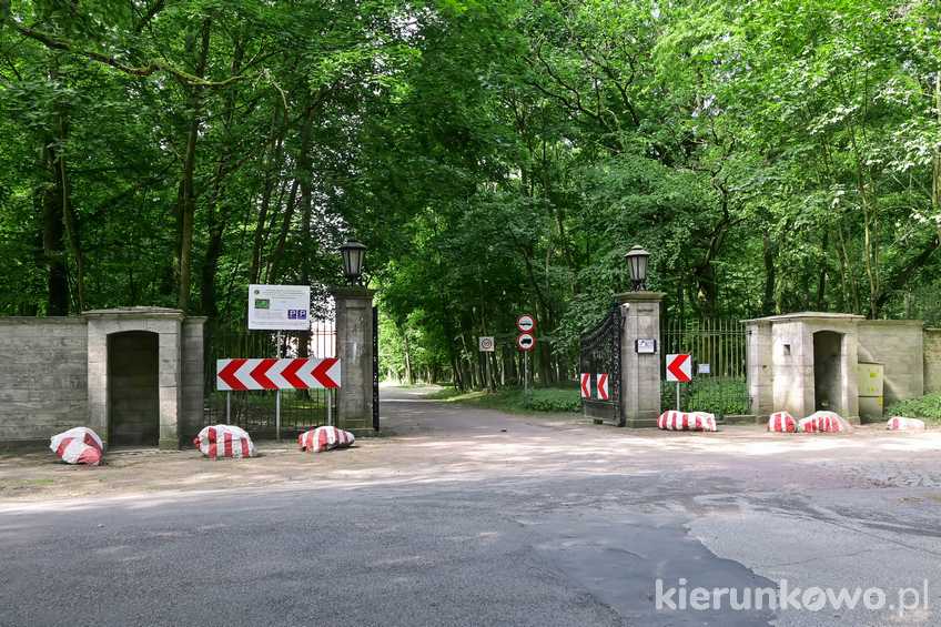 Brama wjazdowa na teren Muzeum WPN - widoczne betonowe budki wartownicze z czasów II wojny światowej