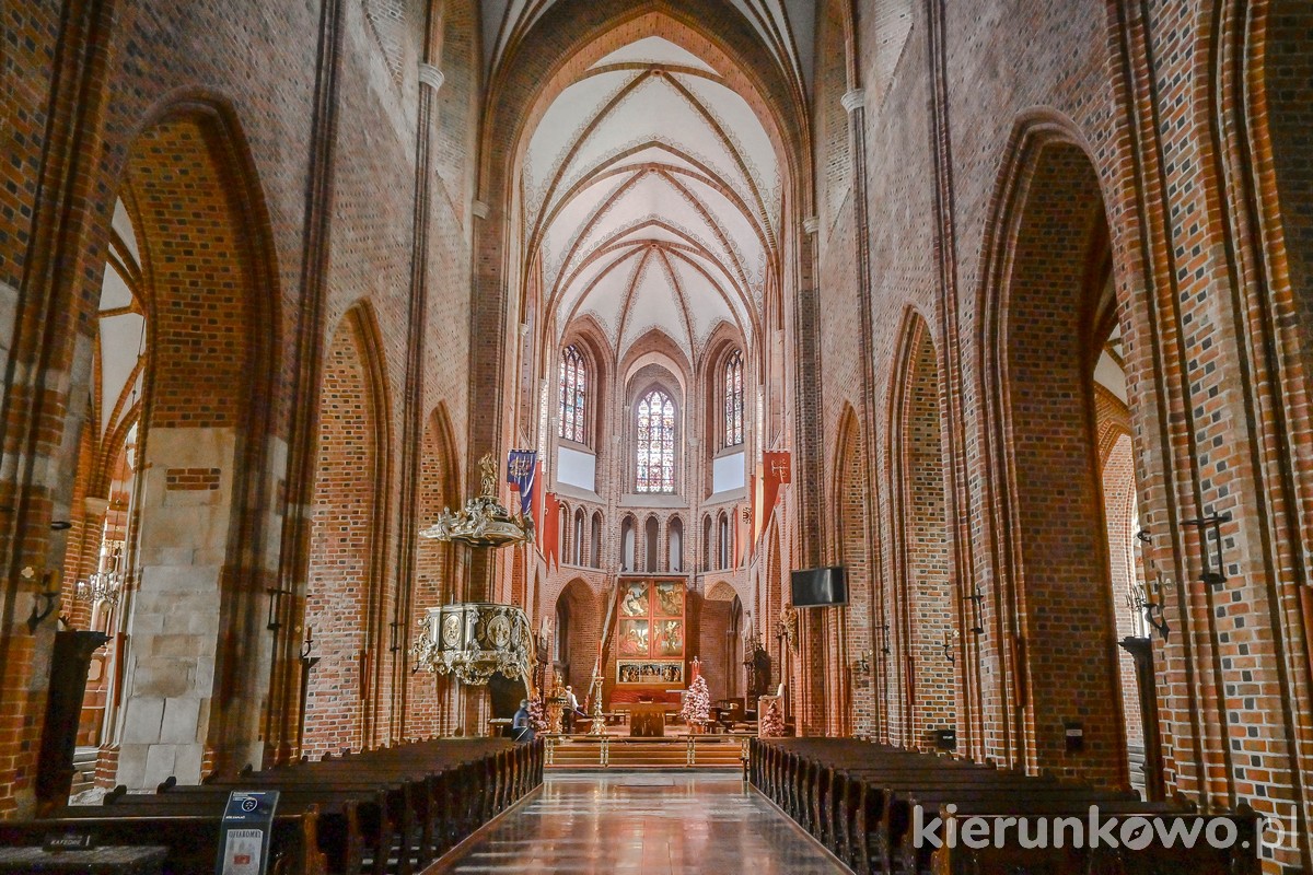 archikatedra w poznaniu poznańska katedra wnętrze nawa główna