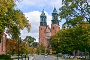ostrów tumski w poznaniu katedra poznańska widok od mostu chrobrego ulica ostrów tumski w Poznaniu
