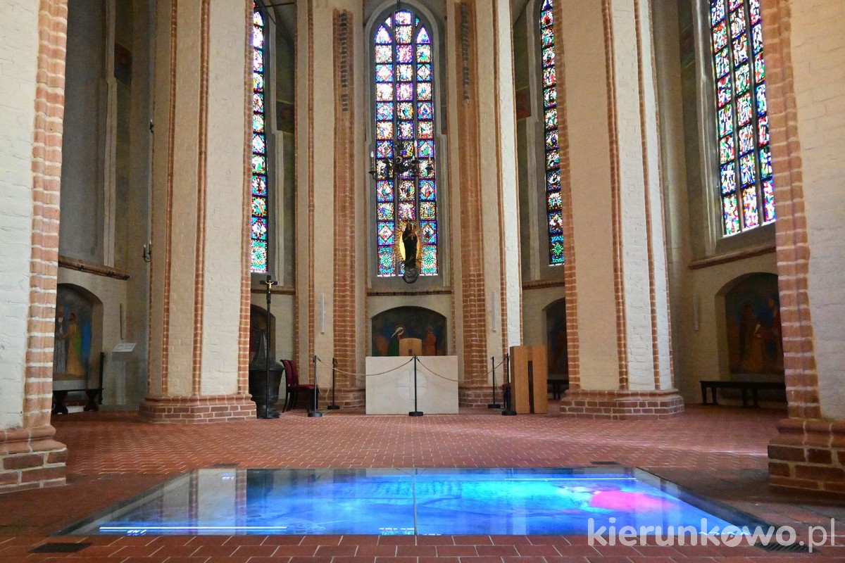 Kościół Najświętszej Marii Panny w Poznaniu in summo wnętrze ołtarz ekran