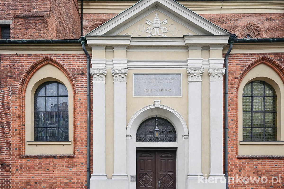 wejście do katedry poznańskiej bazylika mniejsza