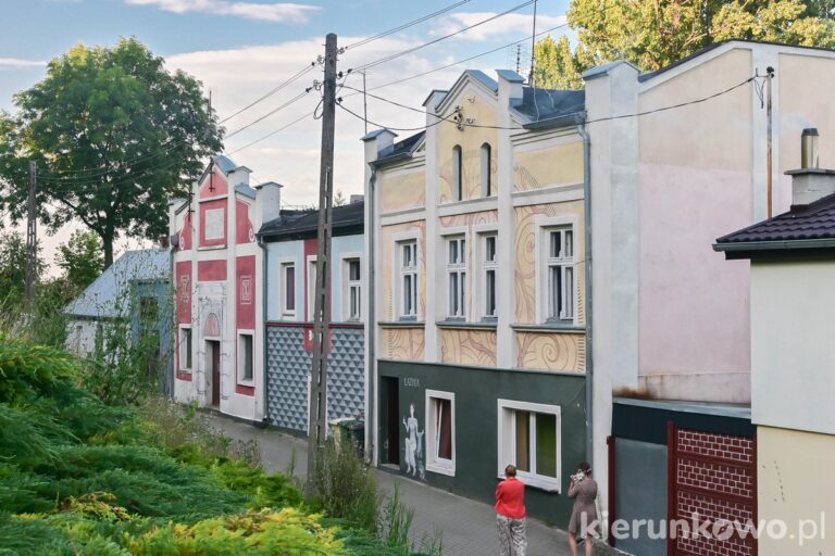 kolorowe kamienice w Pyzdrach ulica nadrzeczna