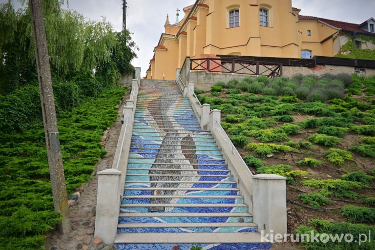 Mozaikowe schody w Pyzdrach ciekawe miejsca w pyzdrach