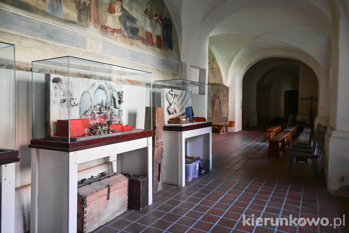 Muzeum Regionalne Ziemi Pyzdrskiej muzeum w pyzdrach krużganki klasztoru