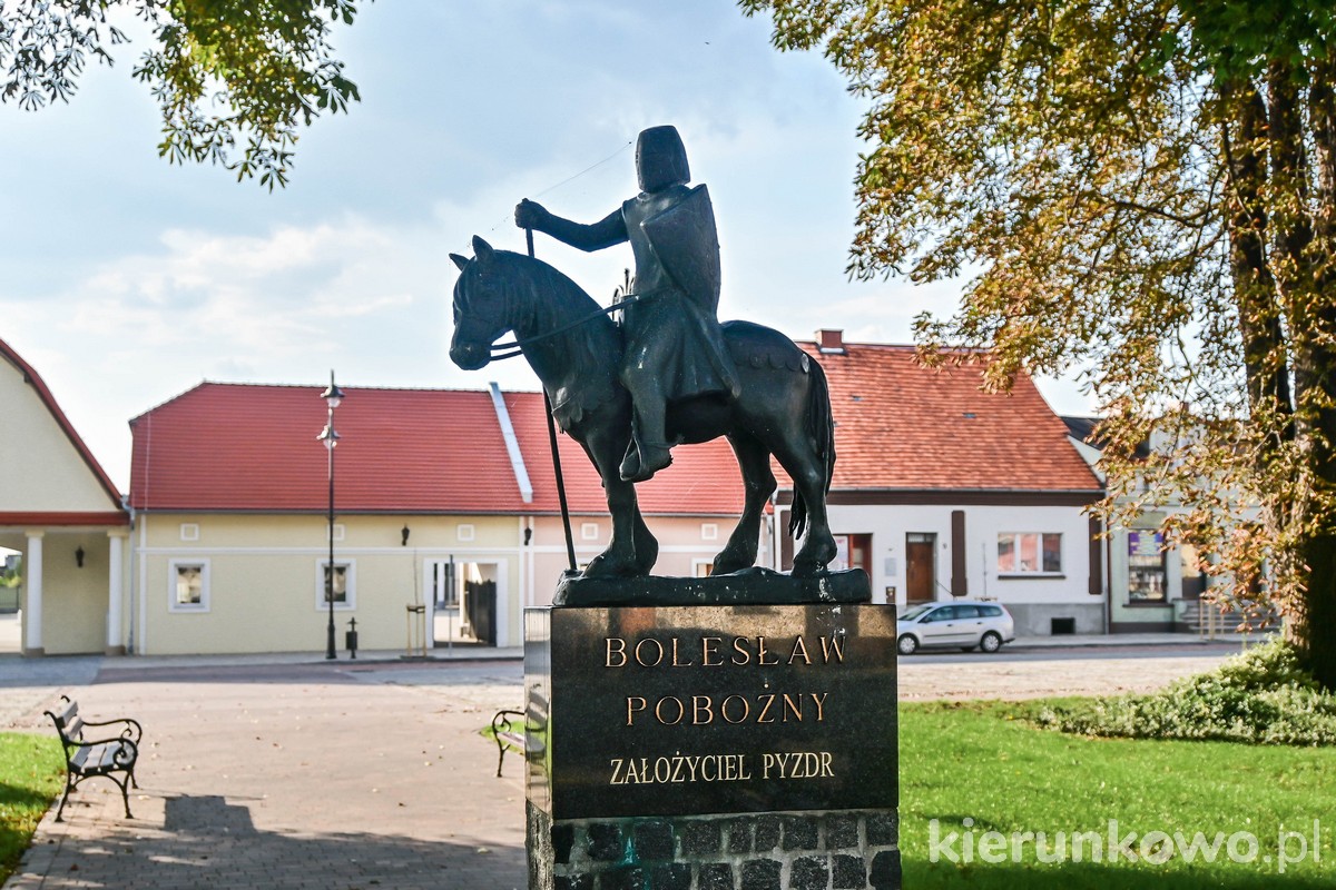 rzeźba posąg bolesława pobożnego załozyciela pyzdr