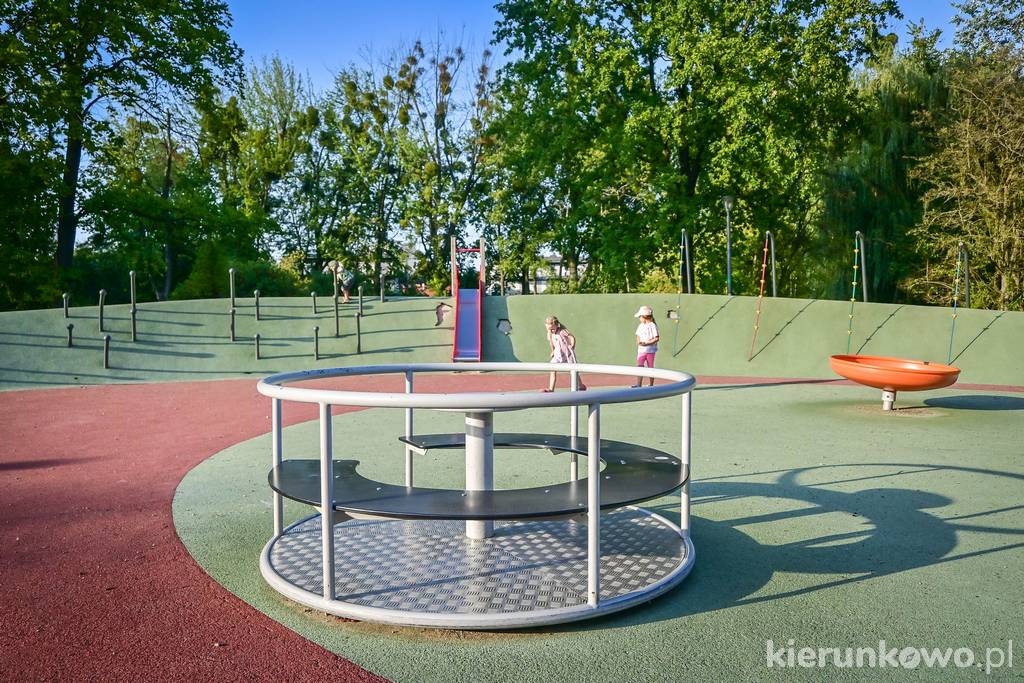 Wyłożony bezpieczną nawierzchnią plac zabaw w Parku Wodziczki