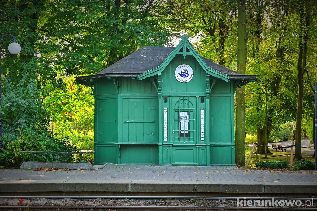 Zabytkowa drewniana poczekalnia tramwajowa na Sołaczu (przy przystanku "Sołacz")