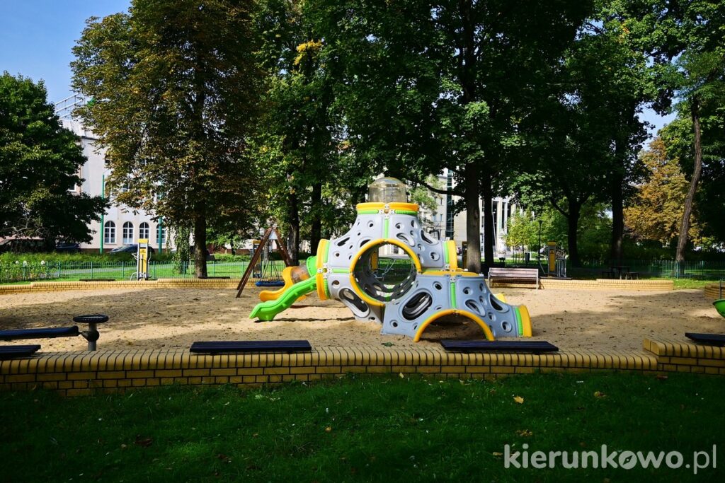 park marcinkowskiego w poznaniu plac zabaw