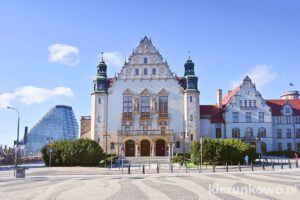 dzielnica cesarska w poznaniu aula uam uniwersytet adama mickiewicza w poznaniu rektorat filcharmonia poznańska co zwiedzić w poznaniu
