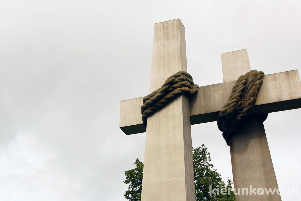 pomnik dwa krzyże czerwiec 56 plac mickiewicza w poznaniu Poznańskie Krzyże Pomnik Ofiar Czerwca