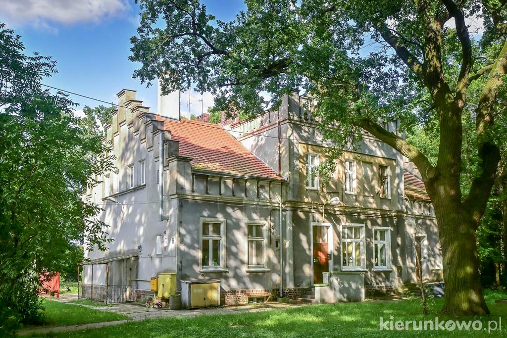 Neogotycki dwór na Krzesinach w Poznaniu