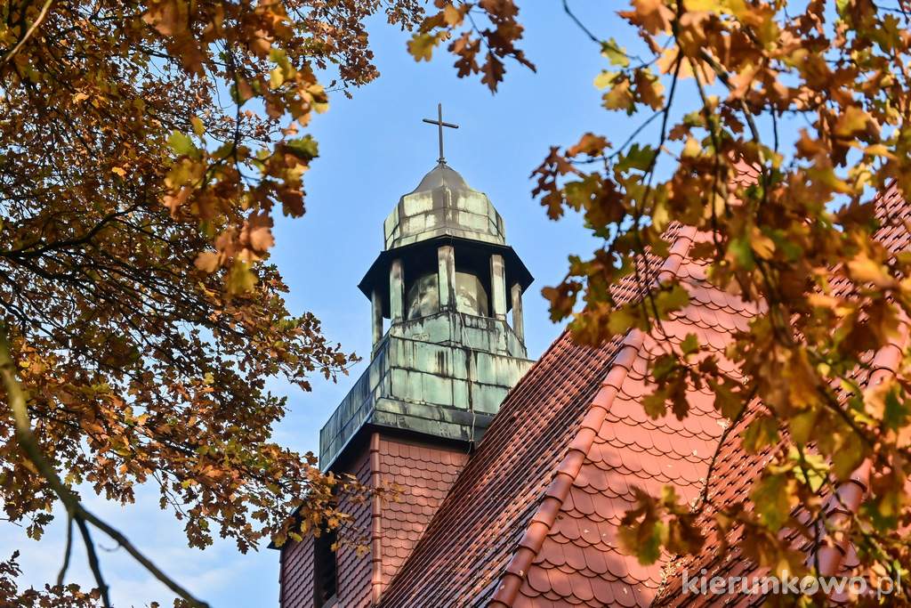 Wieża kościoła norweskiego w Poznaniu pośród złotych liści
