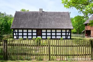 Muzeum Kultury Ludowej w Osieku nad Notecią skansen w osieku chałupa z dzierżążna wielkiego ryglowa szachulcowa mur pruski