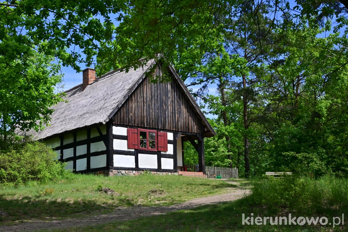 chałupa podcieniowa z głubczyna Muzeum Kultury Ludowej w Osieku nad Notecią skansen w osieku gdzie na majówkę pomysł na majówkę