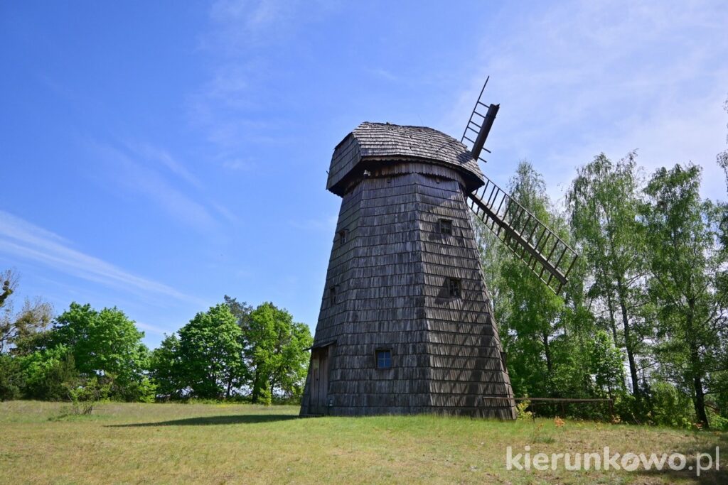 wiatrak holenderski z gromadna drewniany Muzeum Kultury Ludowej w Osieku nad Notecią skansen w osieku