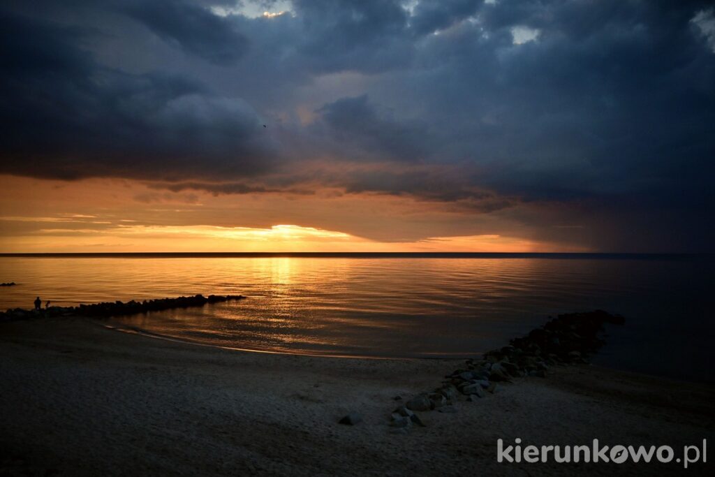 zachód słońca nad morzem baltyckim polskie morze plaża niechorze
