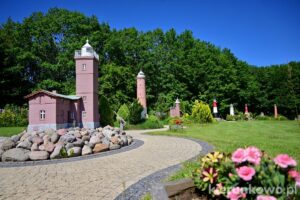 Park Miniatur Latarni Morskich w Niechorzu latarnia darłowo miniatura makieta Atrakcje dla dzieci w Niechorzu
