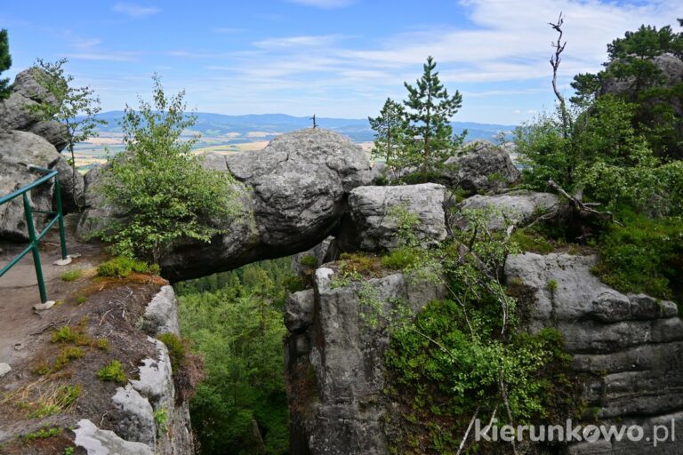 wiszący kamień wisząca skała zawieszona skała szczeliniec wielki z dzieckiem