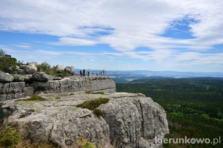 szczeliniec wielki z dzieckiem tarasy południowe widokowe skała punkt widokowy góry stołowe
