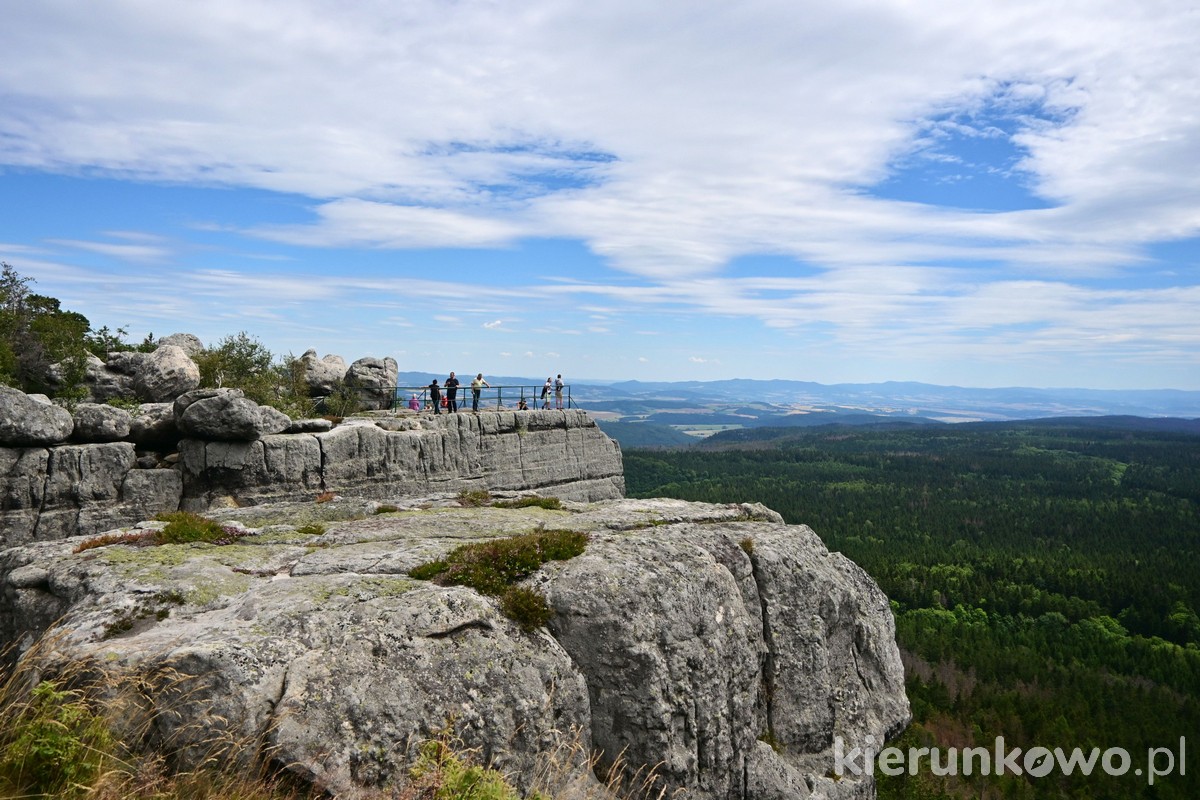 szczeliniec wielki z dzieckiem tarasy południowe widokowe skała punkt widokowy góry stołowe niesamowite punkty widokowe ciekawe miejsca w Polsce