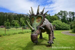 park dinozaurów karłów szczeliniec wielki z dzieckiem Park Dinozaurów w Karłowie