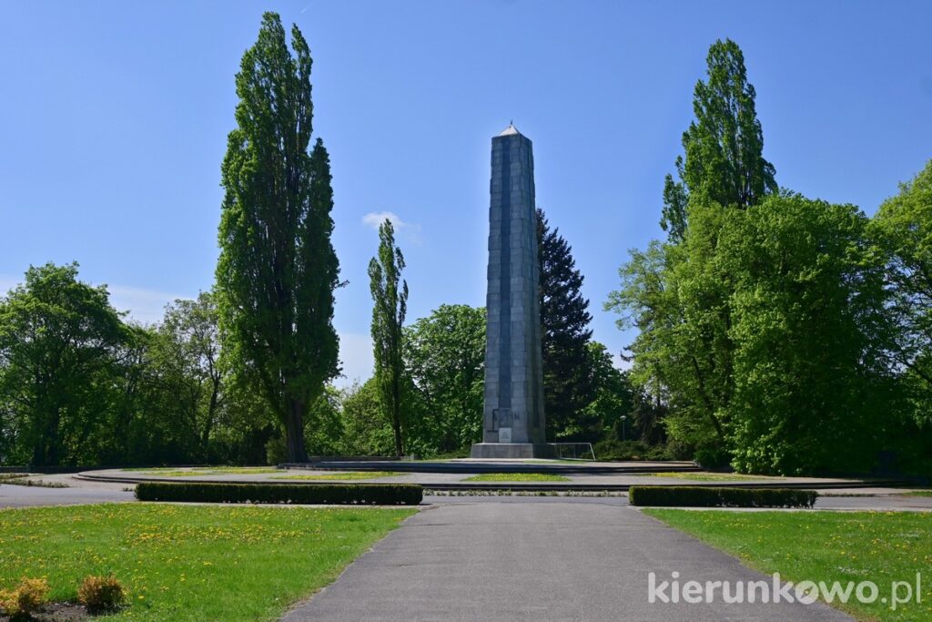 pomnik bochaterów cytadela poznań obelisk