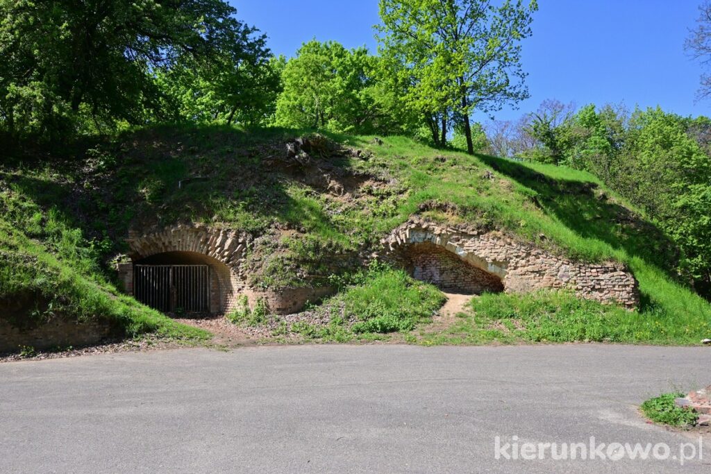 park cytadela w poznaniu fragmenty ruiny dawnych fortyfikacji fort winiary