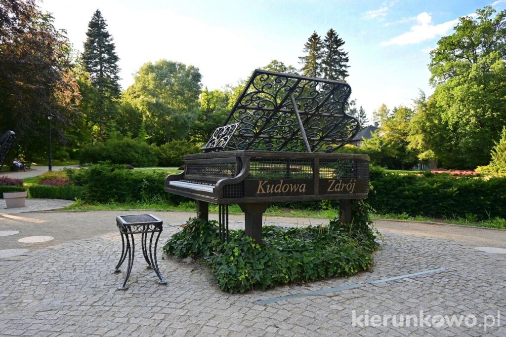 kudowa-zdrój napis fortepian ogród muzyczny