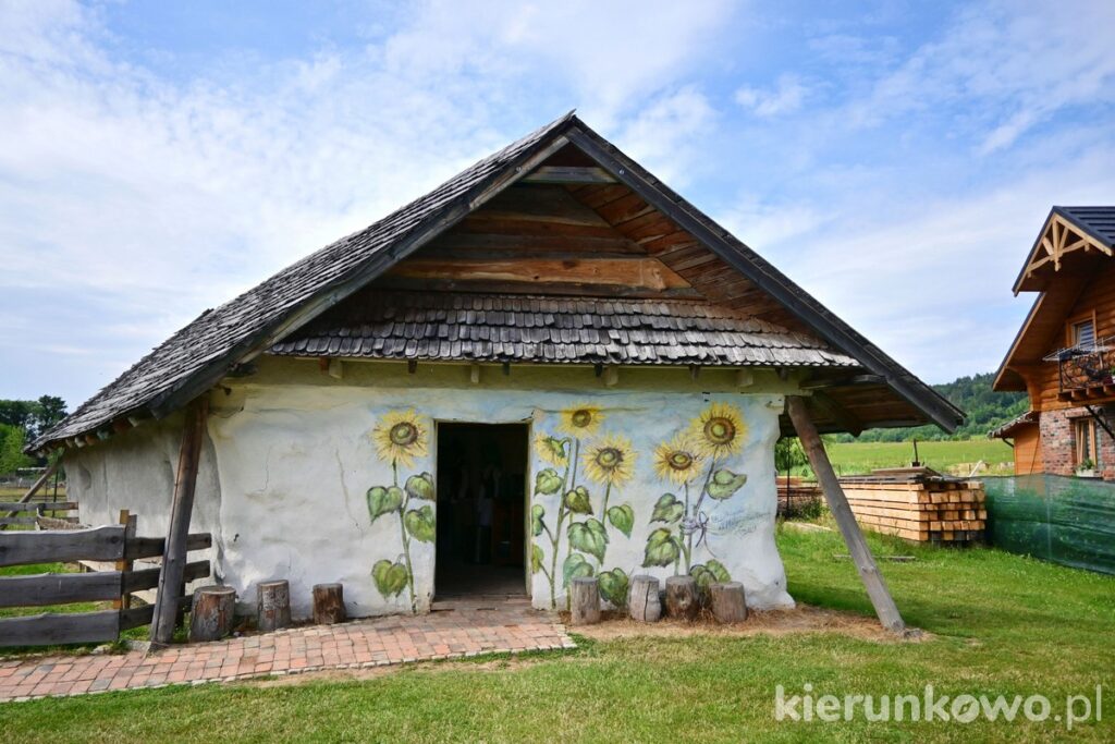 chata słoneczniki mural Szlak Ginących Zawodów i mini ZOO