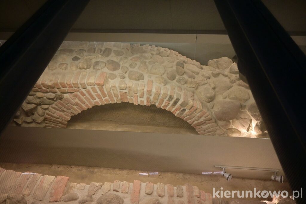 fundamenty muru lubrańskiego