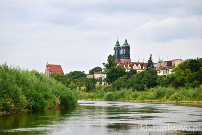 tramwaj wodny w poznaniu ostrów tumski widziany z rzeki poznań atrakcje