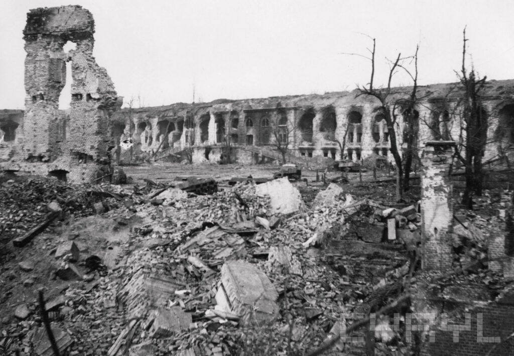 Ruiny Kernwerku (śródszańca) fortu Winiary po zakończeniu II wojny światowej, widok na północ