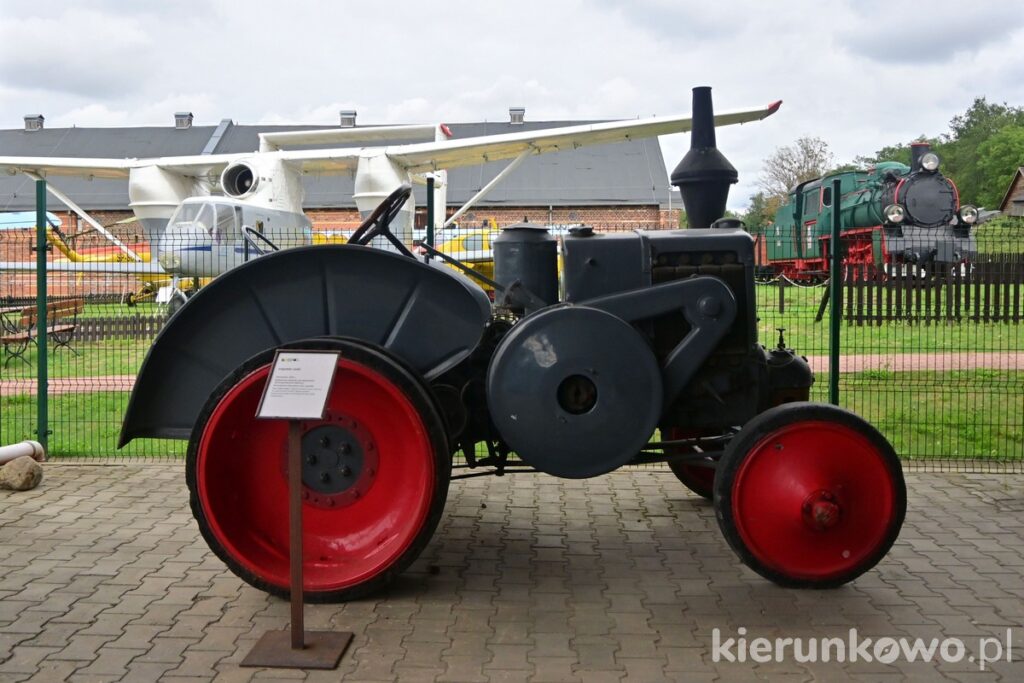 dawny traktor ciągnik muzeum szreniawa