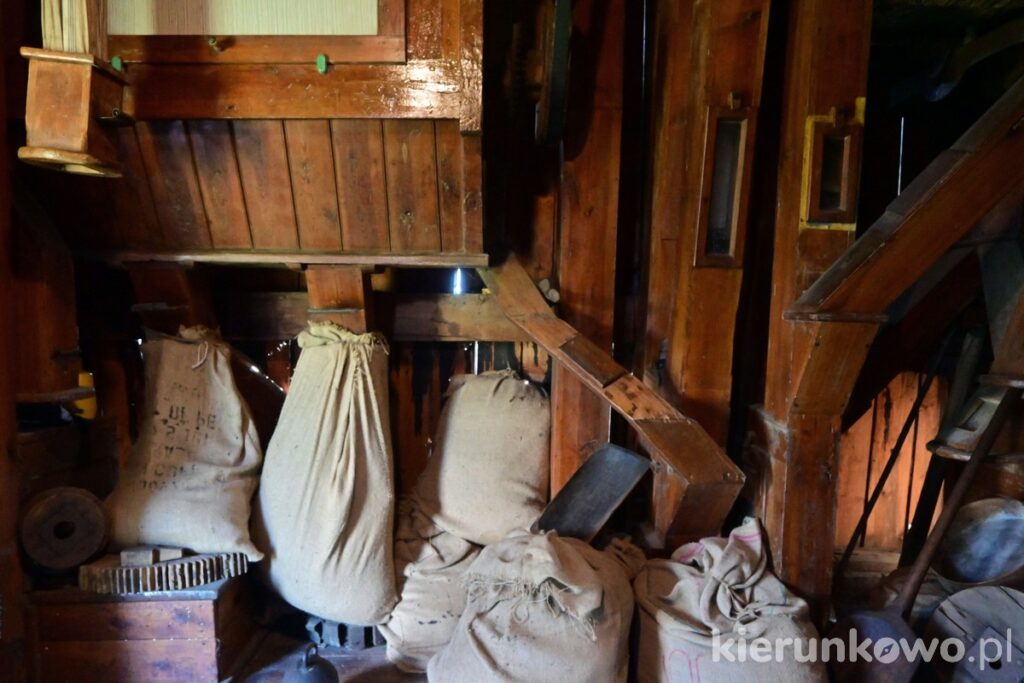 wnętrze wiatraka muzeum młynarstwa i rolnictwa w osiecznej wiatrak drewaniany worki mąki