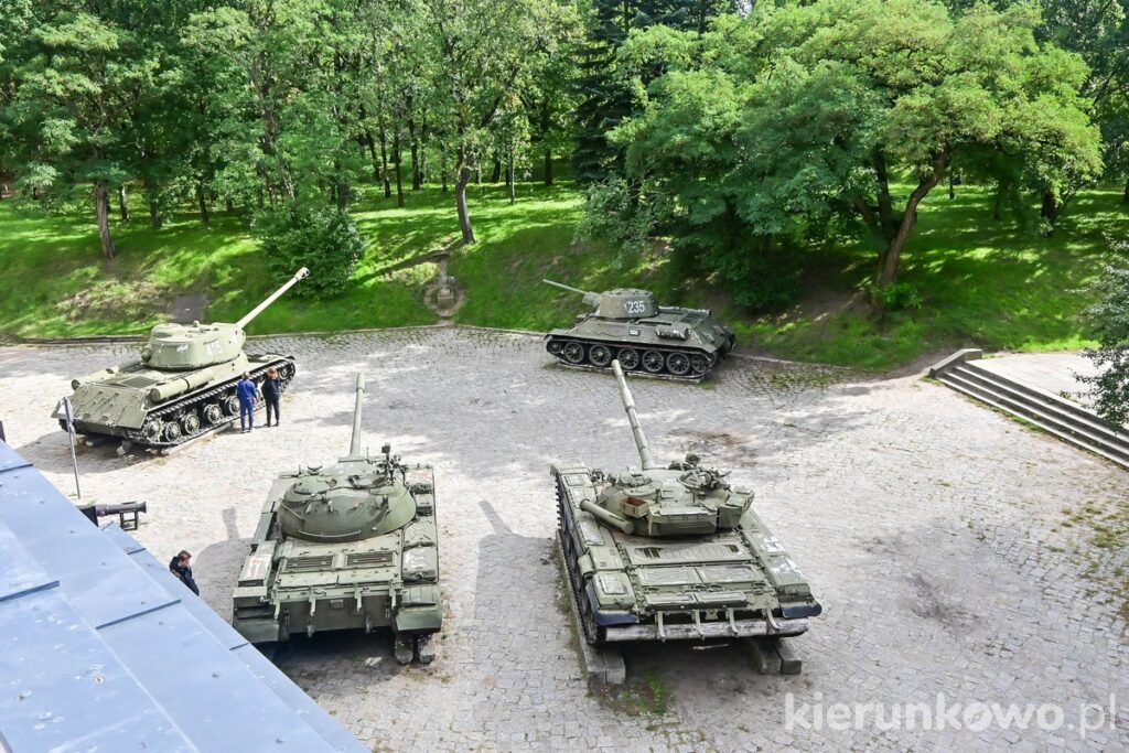park cytadela poznań czołgi przed muzeum uzbrojenia