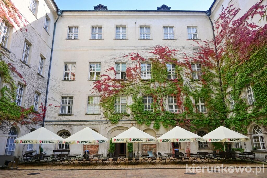 zamek w rydzynie rydzyna pałac leszczyńskich hotel zwiedzanie dziedziniec