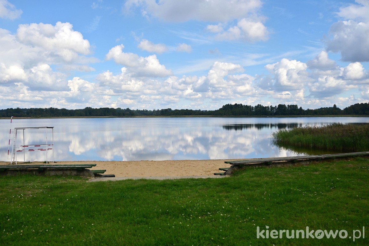 Jezioro Cichowo z plażą i kąpieliskiem